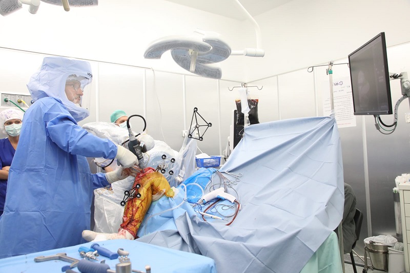 ד"ר ואדים בנקוביץ במהלך הניתוח (צילום: שמואל שליש)