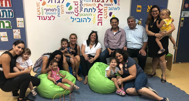 ראשי רשת חוויות במעון צעדים המדע יחד עם ההורים והילדים הנרגשים