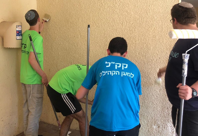 תלמידי מכינת "שובו אחים" צובעים כניסות לבלוקים הוותיקים בשכונת קרית משה