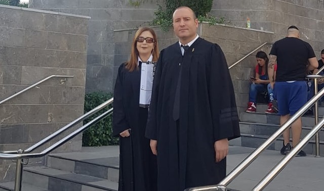 מתן דיל וקארין ברגינסקי לפני הדיון בבית המשפט