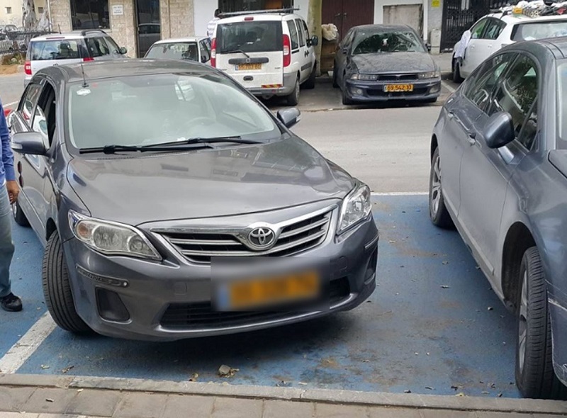 רכב שחונה בשתי חניות נכים בניגוד לחוק (צילום: עמותת אור ירוק)