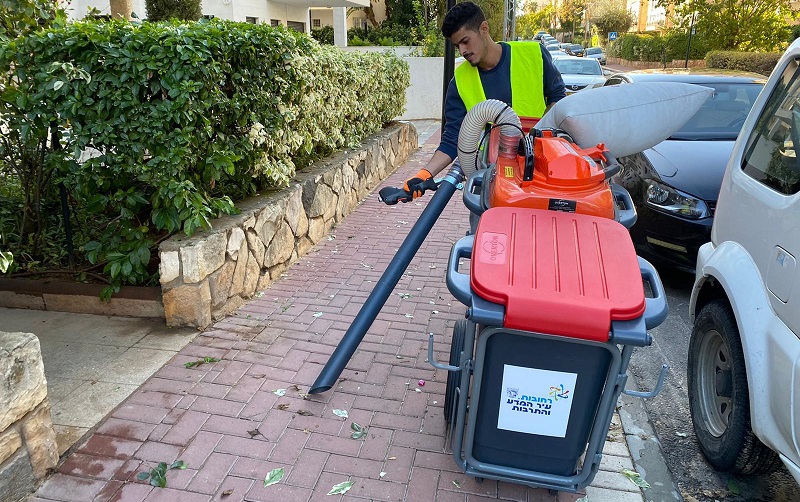 עגלות הניקוי החשמליות בפעולה