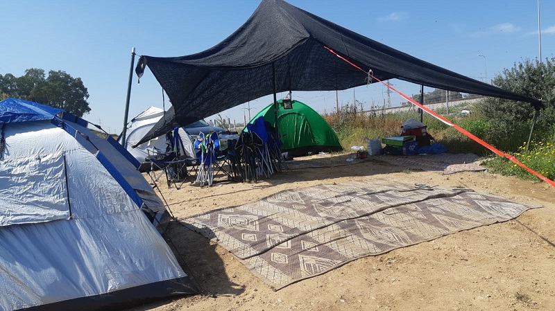 מתחם אוהלים של נופשים בסמוך לחוף פלמחים