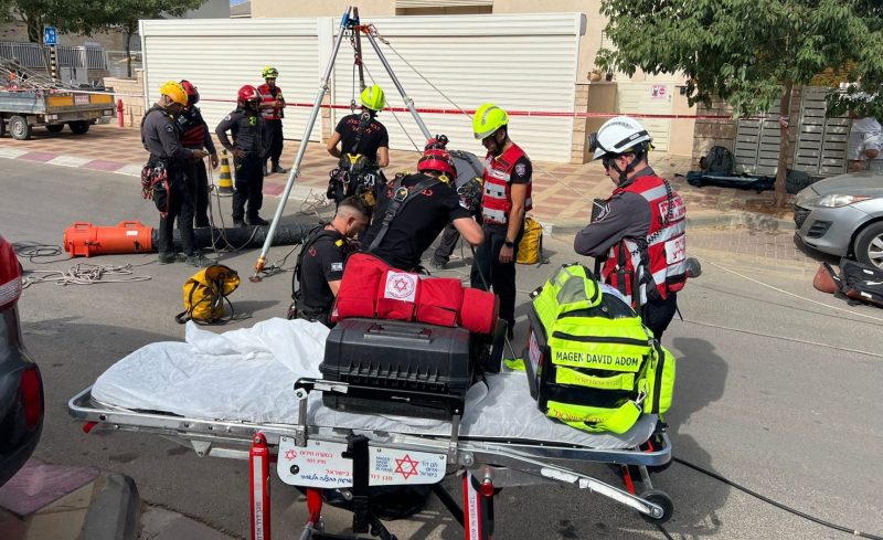 עובד נפל לבור ומת במזכרת בתיה, צילום מד"א