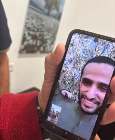 נמרוד כהן בשיחת וידיאו עם משפחתו, צילום מהארשת, פרסום לפי סעיף 27 לחוק זכויות יוצרים