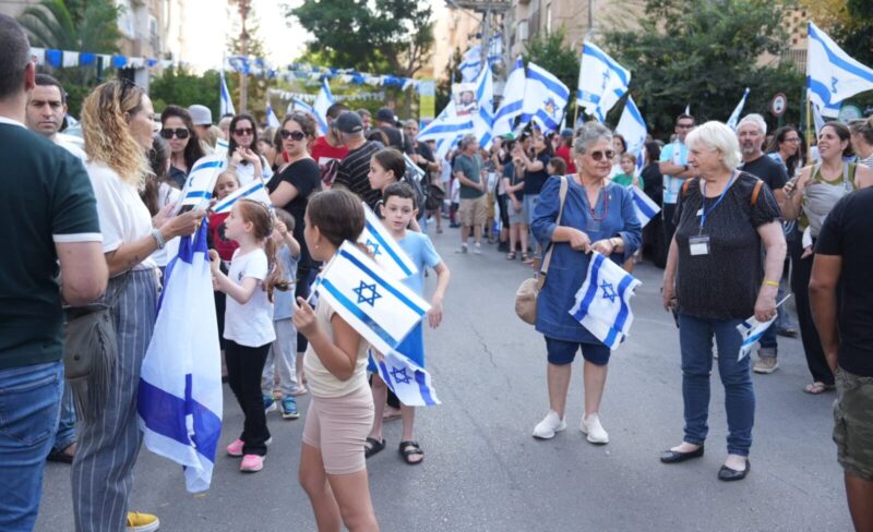 תושבי רחובות מקבלים אפ תניו של נמרוד כהן, צילום אולפני רחובות