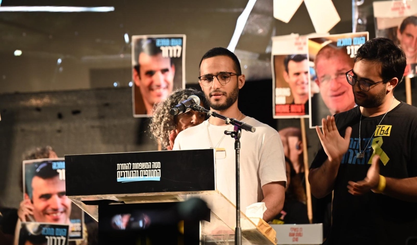 נמרוד כהן בעצרת בכיכר החטופים (צילום: פאולינה פטימר)