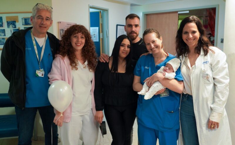 מימין: ד